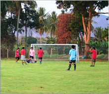 ฟุตบอล เตะฟุตบอล สนามฟุตบอล เล่นฟุตบอล กิจกรรม วิมานน้ำรีสอร์ท รีสอร์ท เพชรบุรี